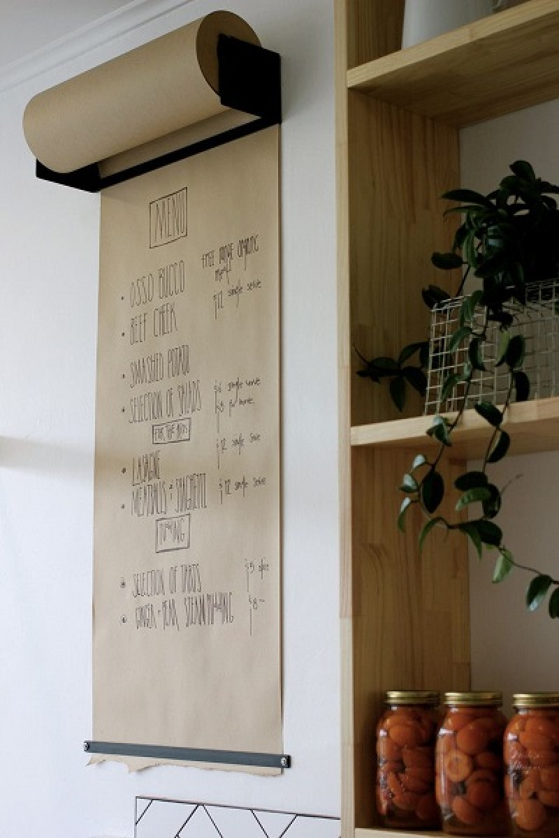 menu de un restaurant hecho con papel kraft pegado en la pared