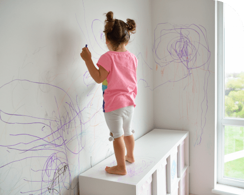 Cómo quitar manchas de crayola de la pared