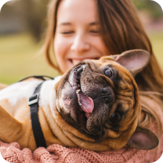 Mujer con su mascota perro felices