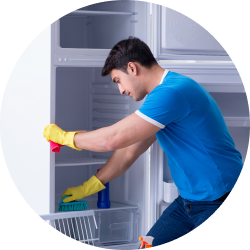 imagen de limpieza dentro del refrigerador con solución
