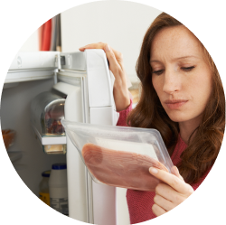 imagen de mujer sacando alimentos de refrigeradora o fecha de caducidad