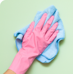 Limpiando con guantes