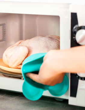 Descongelar el pollo en el microondas